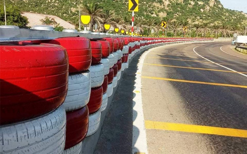 Ảnh minh họa: Hộ lan bằng lốp bánh xe vừa được lắp trên quốc lộ 1 qua huyện Tuy Phong, tỉnh Bình Thuận. (Nguồn: Tổng cục Đường bộ Việt Nam)
