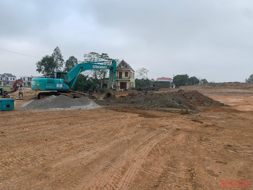 Giá nguyên vật liệu đầu vào phục vụ thi công cao tốc bắc-nam như thép, xăng dầu, xi măng,… tăng chóng mặt, khiến các nhà thầu có nguy cơ thua lỗ nặng. (Ảnh chụp tại dự án cao tốc bắc-nam đoạn Mai Sơn-quốc lộ 45).