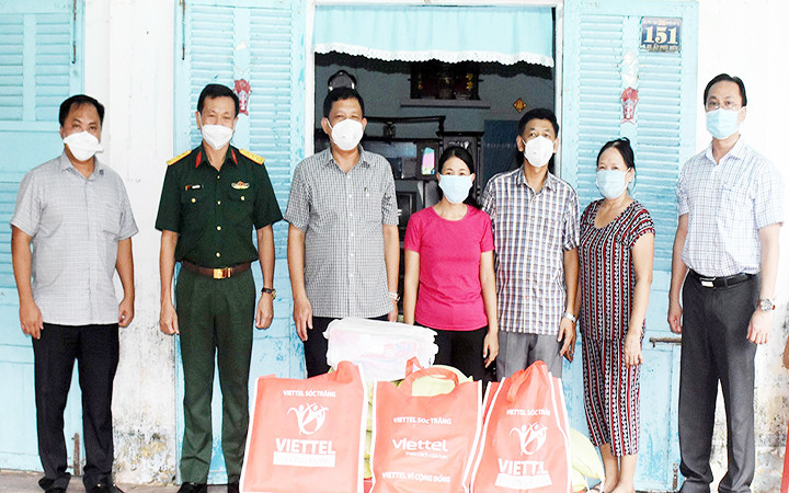 Lãnh đạo tỉnh Sóc Trăng và doanh nghiệp Viettel đến tặng quà an sinh cho một gia đình dân tộc thiểu số.