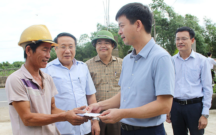 Lãnh đạo tỉnh Quảng Trị động viên người dân bị ảnh hưởng bão số 5