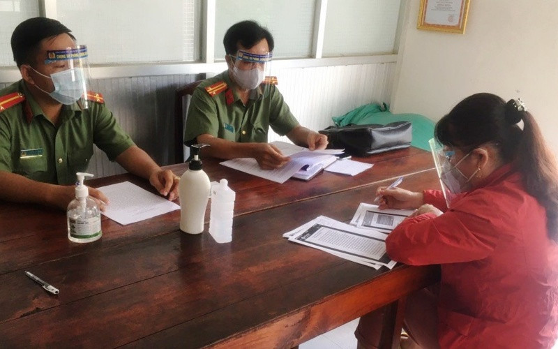 Bà T. làm việc tại cơ quan công an (Ảnh: Cơ quan Công an cung cấp).