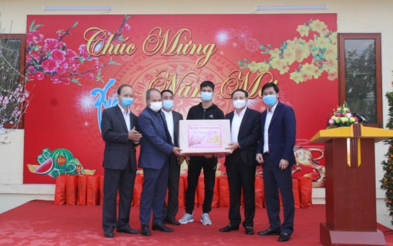 Bí thư Tỉnh ủy Quảng Ninh Nguyễn Xuân Ký tặng quà Tết cho công nhân lao động Công ty Than Dương Huy.
