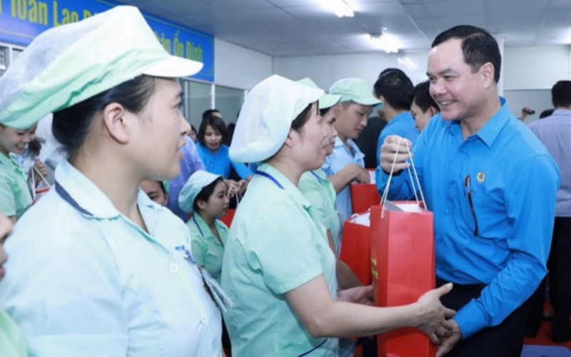 Chủ tịch Tổng LĐLĐ Việt Nam Nguyễn Đình Khang tặng quà Tết CNLĐ dịp Tết Tân Sửu 2021.