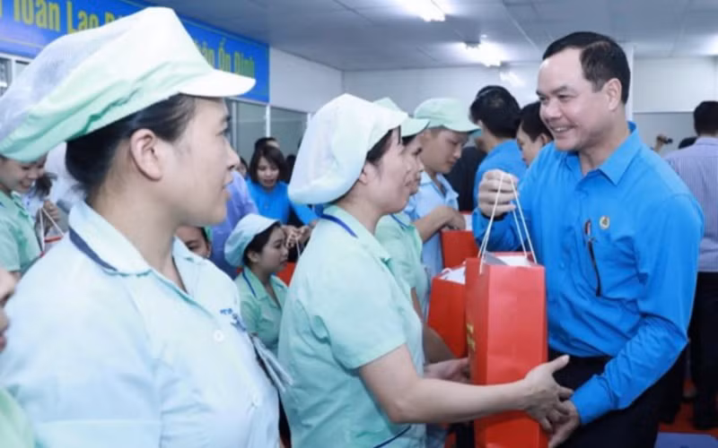 Chủ tịch Tổng LĐLĐ Việt Nam Nguyễn Đình Khang tặng quà Tết CNLĐ dịp Tết Tân Sửu 2021.