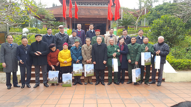 Phó Chủ tịch QH Phùng Quốc Hiển trao quà cho người có công với cách mạng và gia đình chính sách.