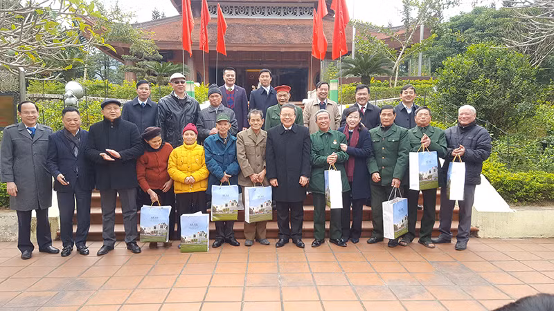 Phó Chủ tịch QH Phùng Quốc Hiển trao quà cho người có công với cách mạng và gia đình chính sách.