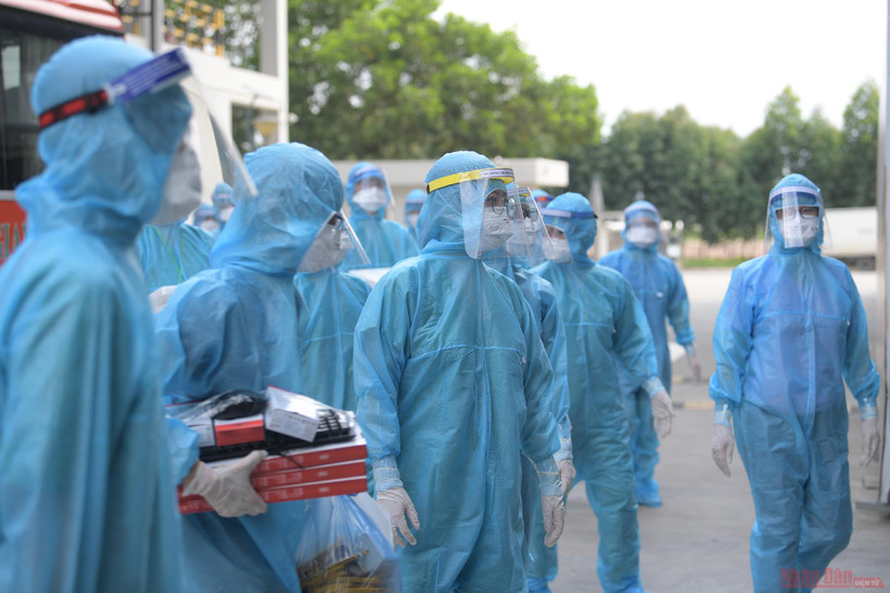 Lực lượng y tế làm nhiệm vụ. Ảnh: DUY LINH