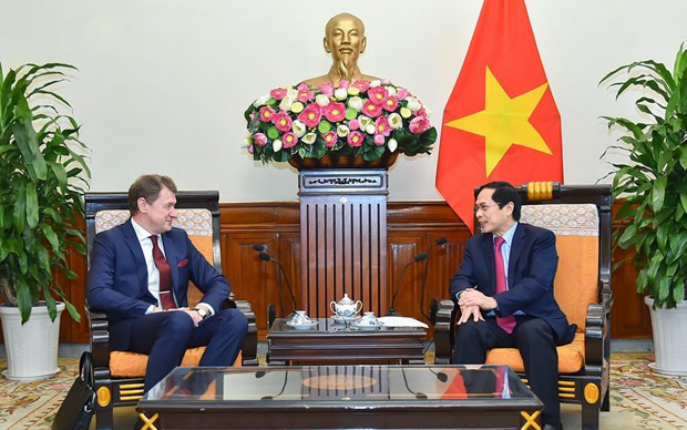 Bộ trưởng Bùi Thanh Sơn tiếp xã giao Thứ trưởng Ngoại giao Belarus Nikolai Borisevich. (Nguồn: TTXVN)