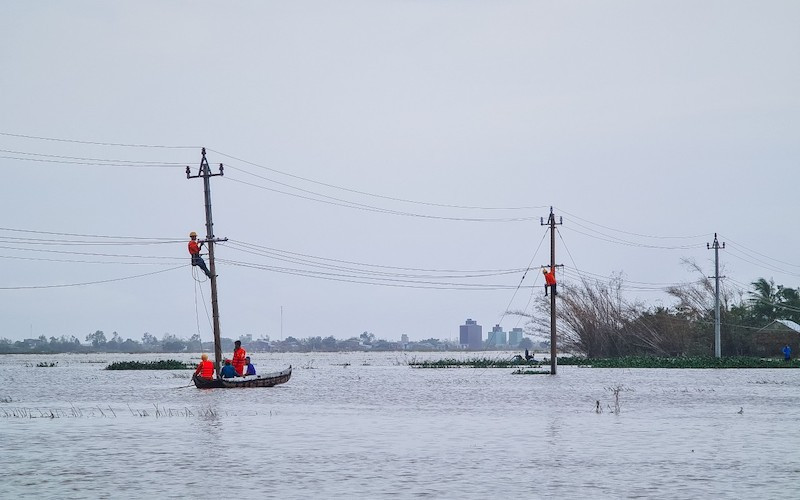 Công nhân Công ty Điện lực Bình Định xử lý sự cố tại Trạm biến áp Phú Hậu 2 - XT 473/PSO thuộc xã Cát Chánh, huyện Phù Cát.
