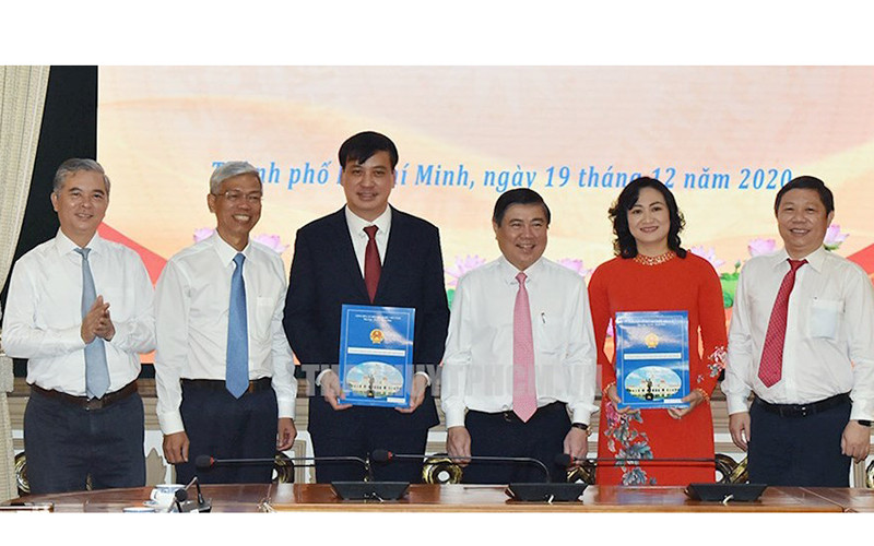 Trao quyết định của Thủ tướng phê chuẩn kết quả bầu bổ sung hai Phó Chủ tịch UBND TP Hồ Chí Minh.