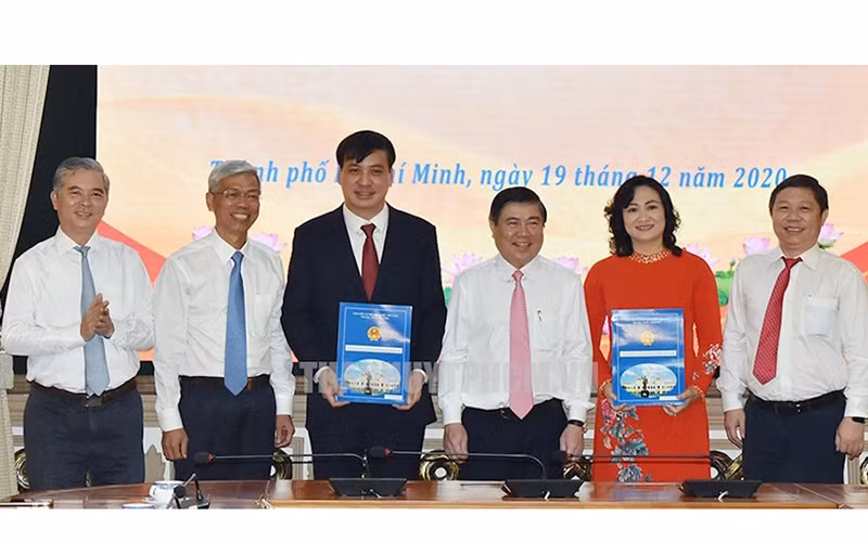 Trao quyết định của Thủ tướng phê chuẩn kết quả bầu bổ sung hai Phó Chủ tịch UBND TP Hồ Chí Minh.