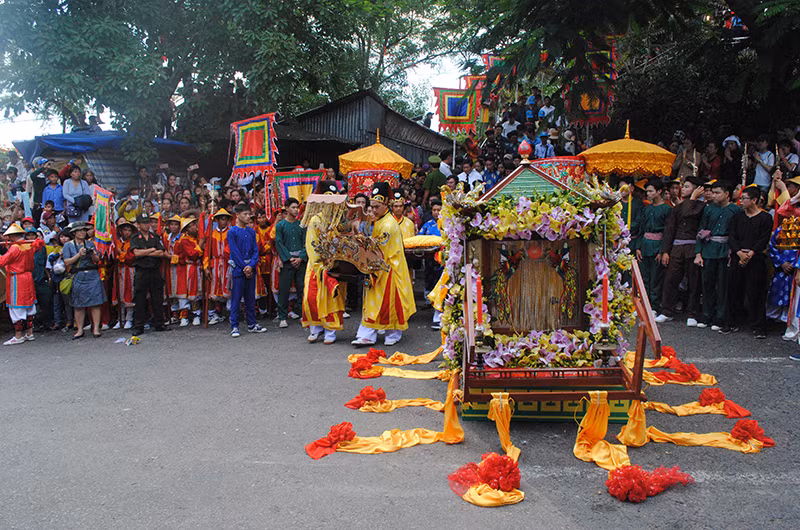 Lễ phục dựng rước tượng Bà trên núi Sam tổ chức ở các năm trước thu hút đông đảo du khách đến tham quan.