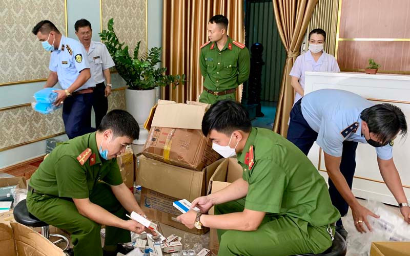Lực lượng chức năng kiểm tra tại Viện thẩm Mỹ 108 Hà Nội - Cơ sở Gia Lai sáng 11/6.