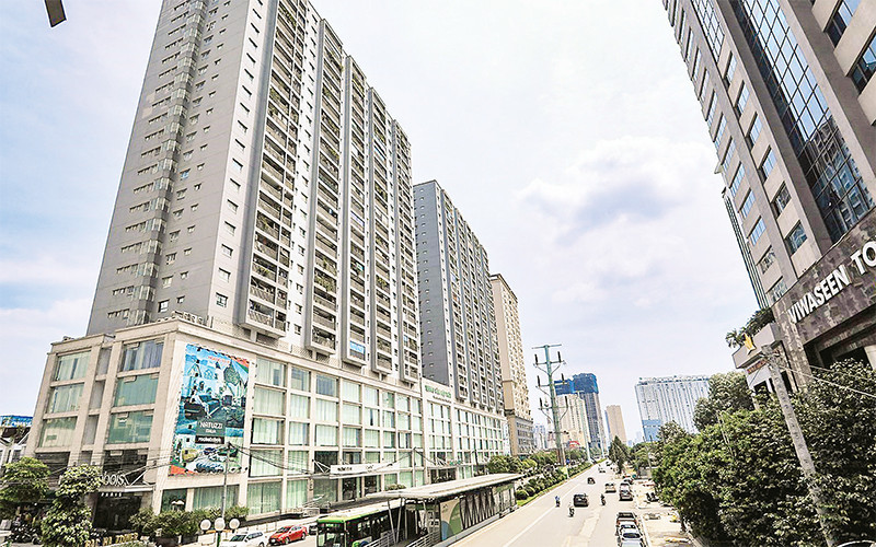 Mật độ tòa nhà xây dựng dày đặc trên tuyến đường Lê Văn Lương. (Ảnh TUẤN ANH)