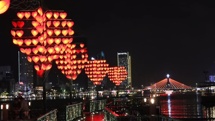 Cầu sông Hàn thắp sáng màu cam hưởng ứng Chiến dịch toàn cầu “16 Ngày hành động xóa bỏ bạo lực trên cơ sở giới”. (Ảnh: UN Women)