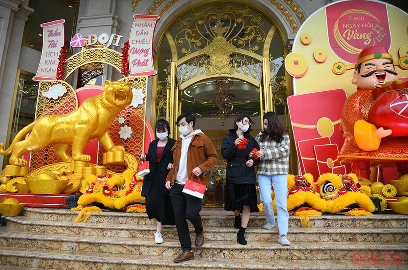 Ngày vía Thần Tài 10 tháng Giêng người dân đi mua vàng với mong muốn Thần tài sẽ mang lộc đến cho gia đình, cầu mong cho sung túc, giàu có và thịnh vượng. (Ảnh: THÀNH ĐẠT)