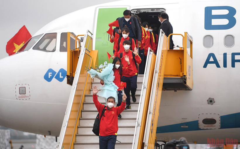 HLV Mai Đức Chung là người đầu tiên trong đoàn đội tuyển Việt Nam rời máy bay. (Ảnh: THÀNH ĐẠT)