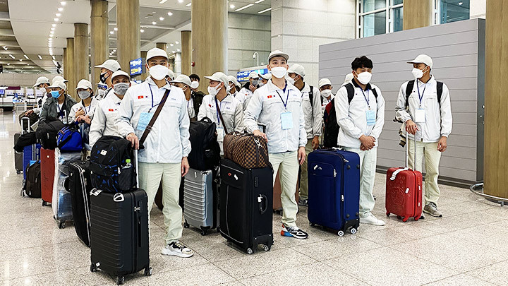 Lao động Việt Nam nhập cảnh tại sân bay Incheon (Hàn Quốc). Ảnh: TTXVN