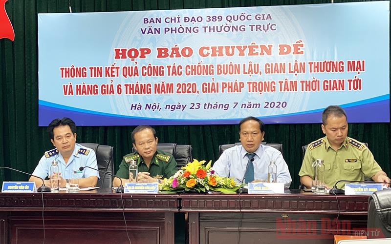 Các đồng chí chủ trì họp báo.
