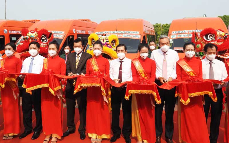 Lãnh đạo tỉnh Ninh Thuận cùng nhà đầu tư cắt băng khai trương tuyến xe buýt không trợ giá.