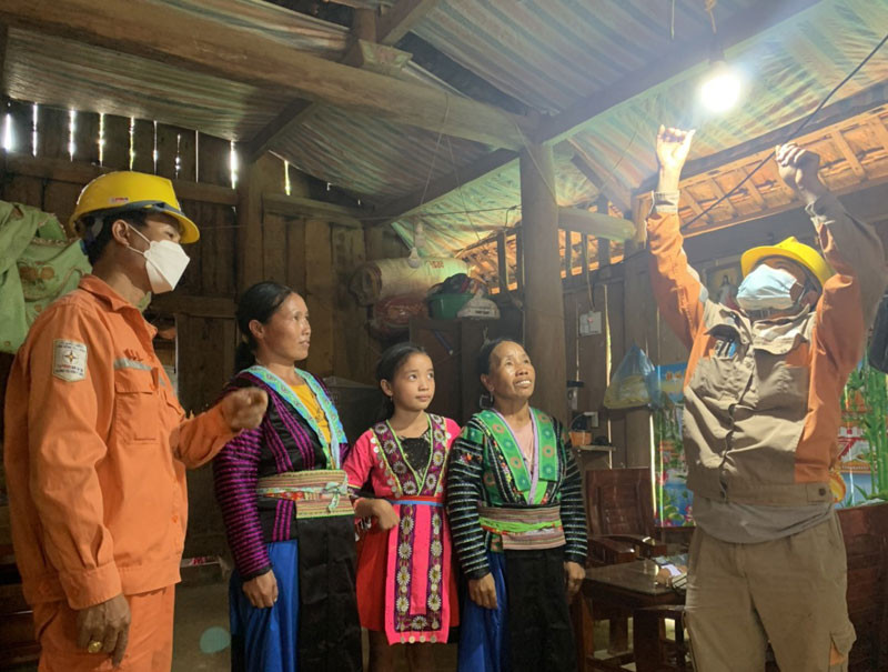Niềm vui của các hộ dân tộc H’Mông bản Bãi Tám khi có điện.