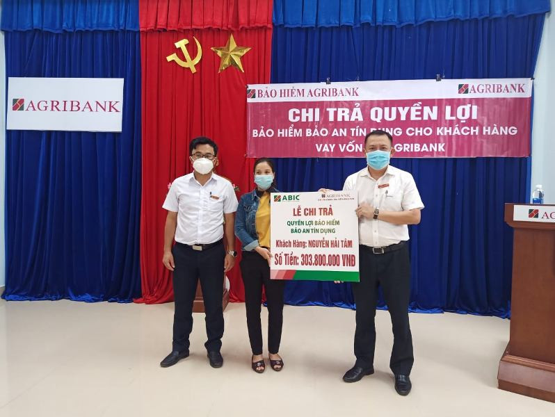 Đại diện Bảo hiểm Agribank chi trả quyền lợi bảo hiểm Bảo an tín dụng cho khách hàng vay vốn tại Agribank.