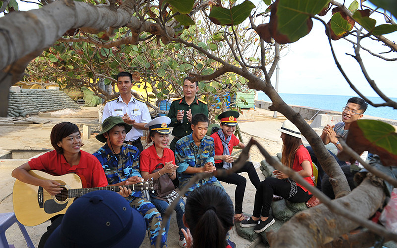 Nhạc sĩ Trần Xuân Mai Trâm (ngoài cùng bên trái) cùng cán bộ, chiến sĩ đảo Trường Sa Đông, huyện Trường Sa, tỉnh Khánh Hòa.