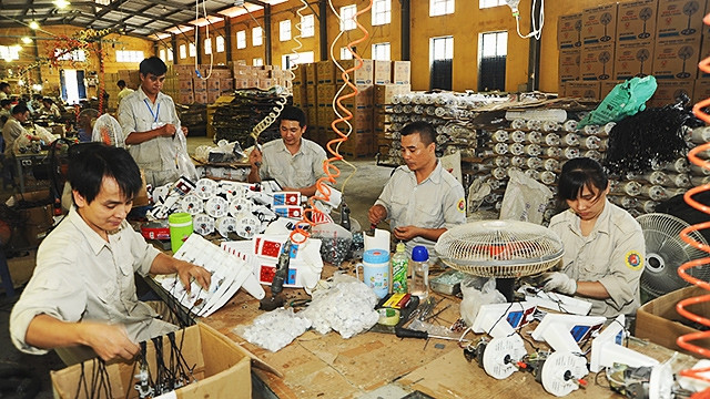 Thu nhập bảo đảm, người lao động mới có thể toàn tâm, toàn trí phục vụ doanh nghiệp .Ảnh: NGUYỄN NAM