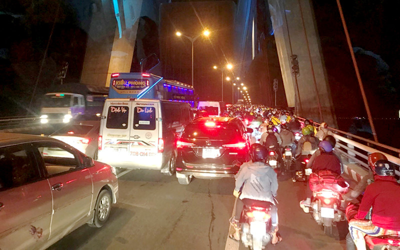 Một số đối tượng thanh thiếu niên đua xe trái phép trên cầu Cần Thơ dịp 30-4 vừa qua.