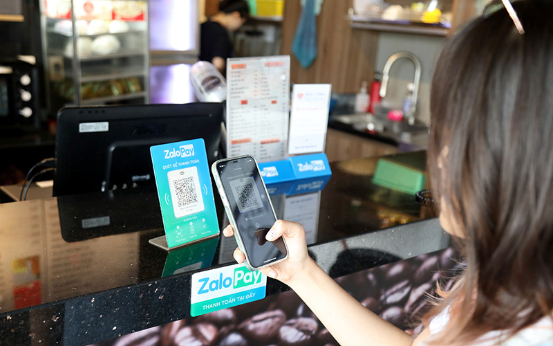 Thanh toán điện tử nhằm bảo đảm an toàn, giãn cách trong bối cảnh dịch Covid-19 diễn biến phức tạp. Ảnh: ÐỨC ANH