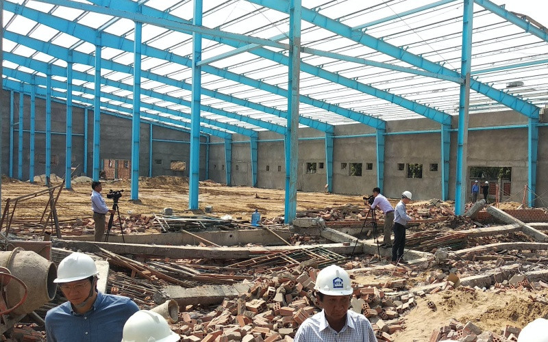 Hiện trường vụ sập tường khiến 7 người thiệt mạng ở Vĩnh Long.