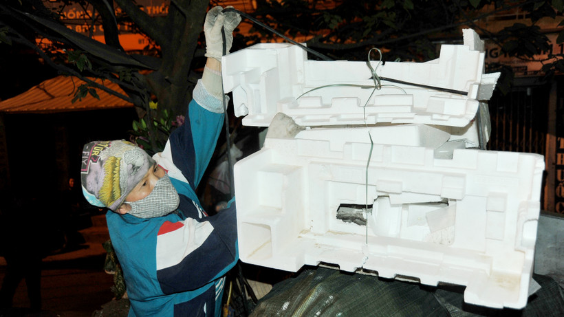 Mưu sinh trong đêm. Ảnh: HẢI NAM