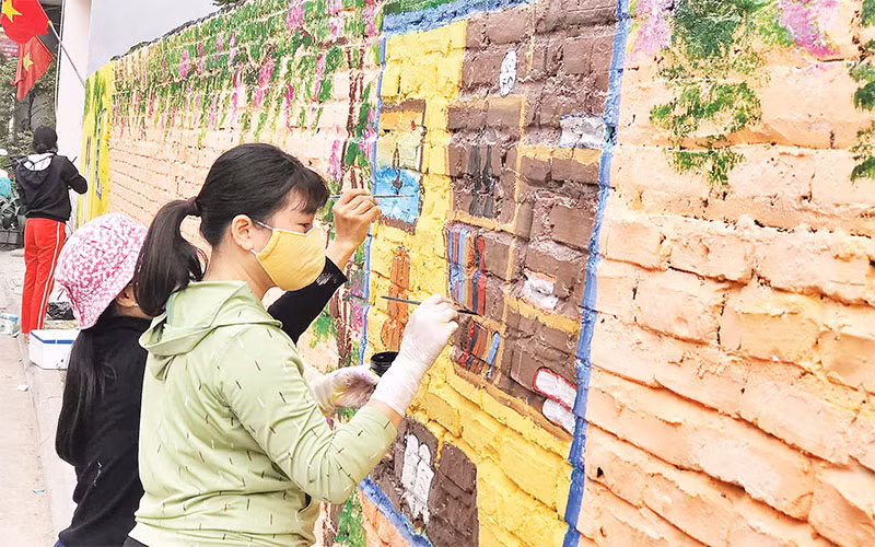 Thực hiện hương ước, quy ước, người dân xã Ðông Dư, huyện Gia Lâm quan tâm bảo vệ cảnh quan, môi trường. 