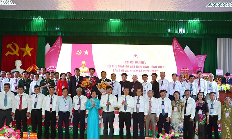 Đại biểu tặng hoa chúc mừng Ban Chấp hành Hội Chữ thập đỏ tỉnh Đồng Tháp khóa 7.