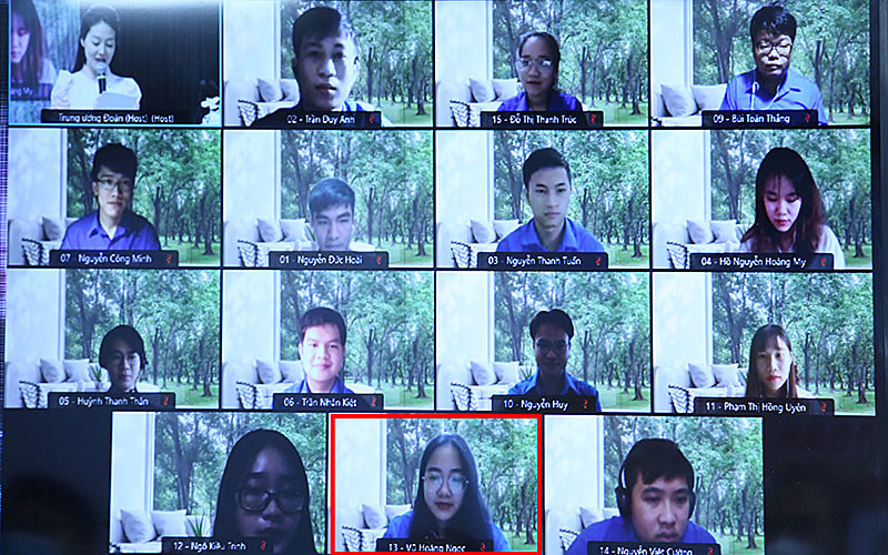 Thí sinh Vũ Hoàng Ngọc (ô màu đỏ) tranh tài cùng các đối thủ tại chung kết Cuộc thi trực tuyến tìm hiểu 65 năm truyền thống Hội LHTN Việt Nam.