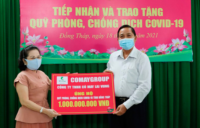 Đại diện doanh nghiệp trao tiền hỗ trợ Quỹ phòng, chống dịch Covid-19 tỉnh Đồng Tháp. (Ảnh: NGUYỆT ÁNH)