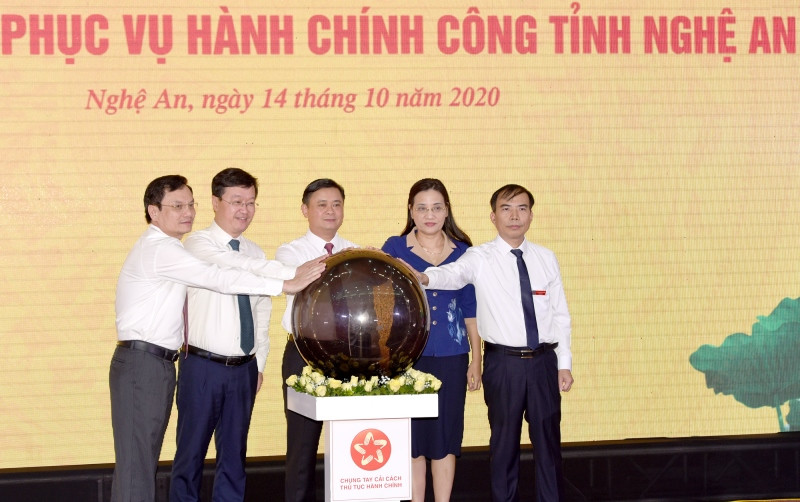 Bấm nút khai trương Trung tâm. 