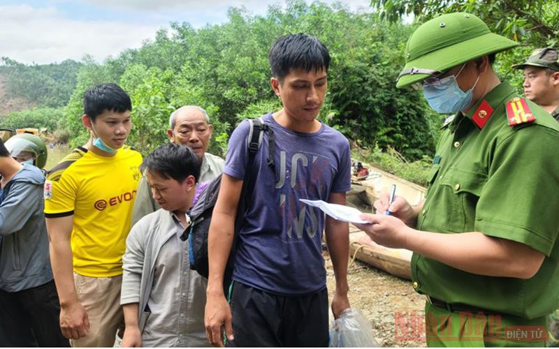 Lực lượng cứu hộ đã đưa được 20 người ra khỏi vùng sạt lở.