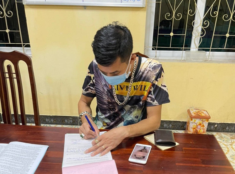 Lái xe Vi Mạnh Hùng ký biên bản vi phạm tại Phòng Cảnh sát giao thông Công an tỉnh Tuyên Quang.