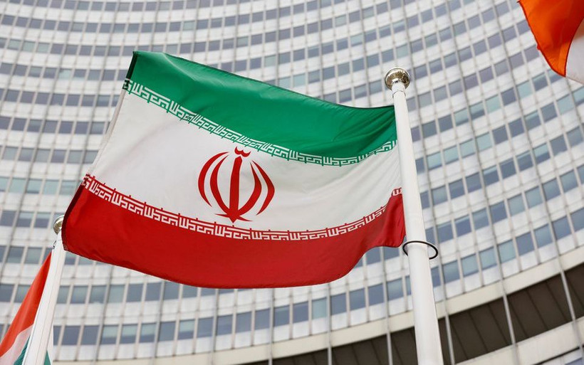 Quốc kỳ Iran trước trụ sở Cơ quan Năng lượng Nguyên tử Quốc tế (IAEA). (Ảnh: REUTERS)