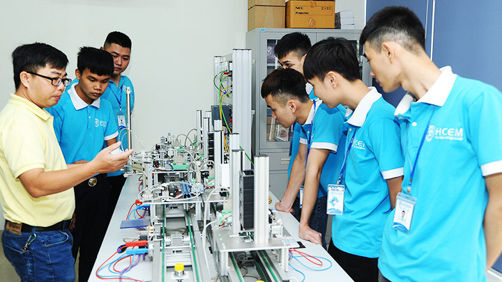 Cách mạng công nghiệp 4.0 cần nhiều lao động trẻ chất lượng cao. Ảnh: NGUYỆT ANH
