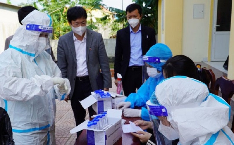 Giám đốc Sở Y tế Quảng Bình Dương Thanh Bình (đứng giữa) chỉ đạo công tác lấy mẫu tại khu phong tỏa huyện Quảng Trạch.