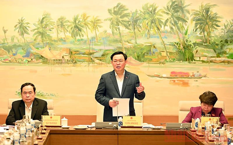 Chủ tịch Quốc hội Vương Đình Huệ phát biểu ý kiến tại buổi làm việc với Ủy ban Về các vấn đề xã hội. Ảnh Duy Linh