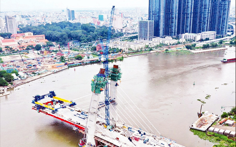 Cầu Thủ Thiêm 2 nối quận 2 và quận 1 chậm bàn giao mặt bằng nên nhịp cầu phía quận 1 chưa thi công xong.