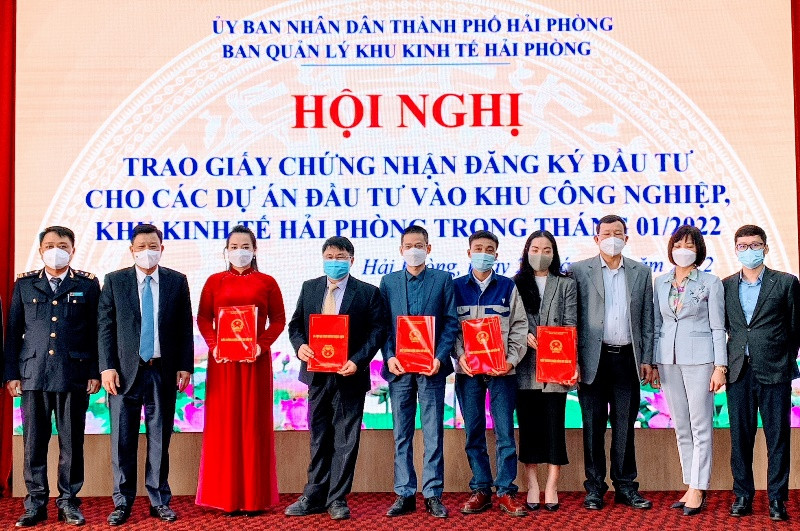 Trao Giấy phép đầu tư và Giấy chứng nhận đăng ký kinh doanh cho 5 doanh nghiệp.