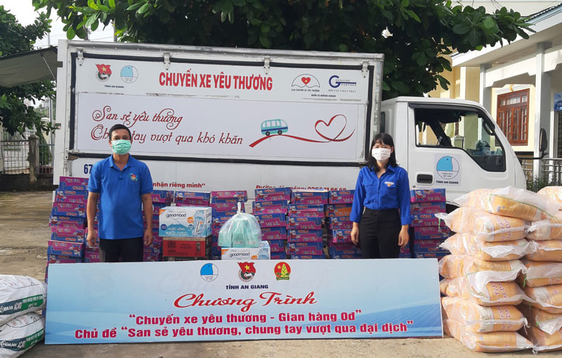 “Chuyến xe yêu thương” của tuổi trẻ An Giang giúp người dân trong mùa dịch Covid-19.