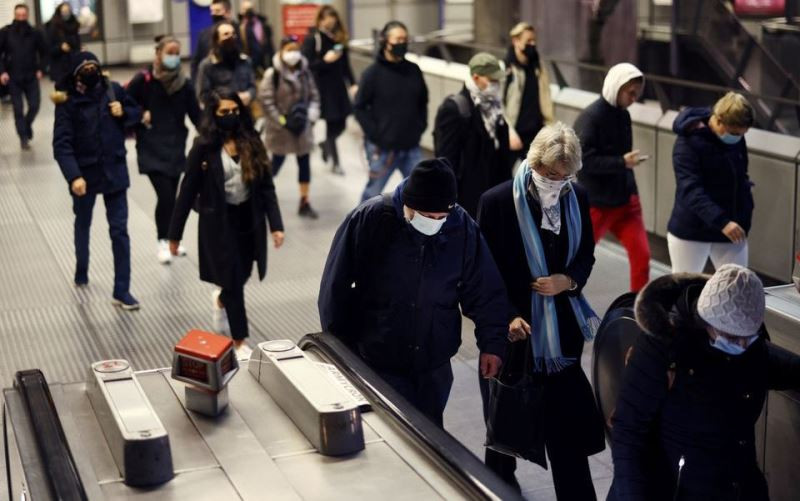 Hành khách tại ga tàu điện ngầm Westminster trong giờ cao điểm buổi sáng, London, Anh, ngày 1/12/2021. (Ảnh: Reuters)