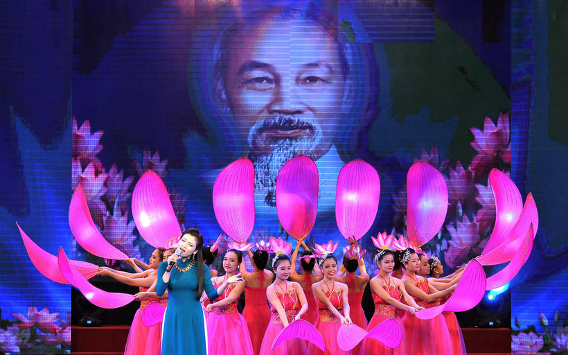 Tiết mục múa Bông Sen mừng sinh nhật Bác Hồ. Ảnh: Anh Sơn