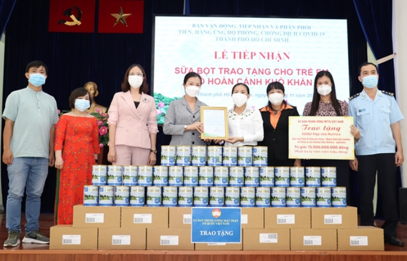 Các đơn vị trao tặng sữa cho các trẻ có hoàn cảnh khó khăn.