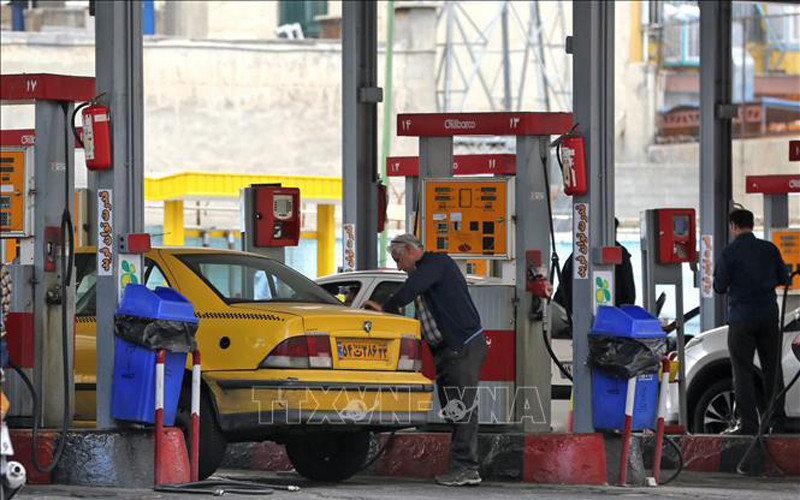 Người dân đổ xăng cho phương tiện tại Tehran, Iran. (Ảnh: AFP/TTXVN)